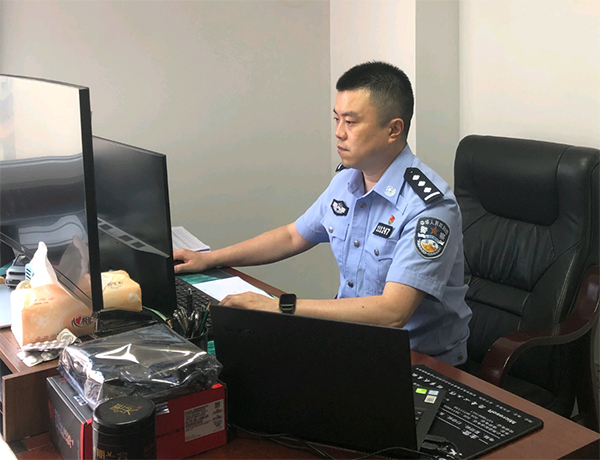 眉山青神民警吴宣：经侦战线的一柄“利剑”_fororder_吴宣正在工作-供图-青神县公安局