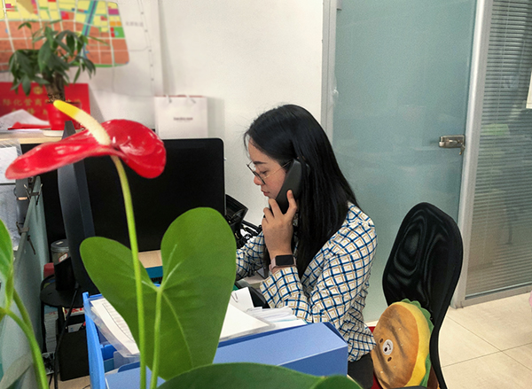 成都龙潭工业机器人产业功能区开通企业服务热线_fororder_企业服务专员在记录来电请求-供图-成华区宣传部