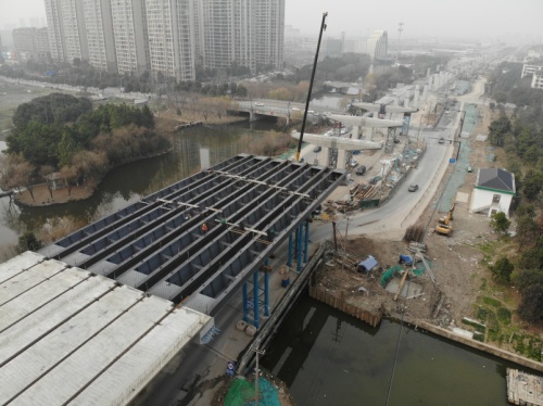 绍兴308省道二期钢结构工程第二标段临亭桥叠合梁顺利合龙