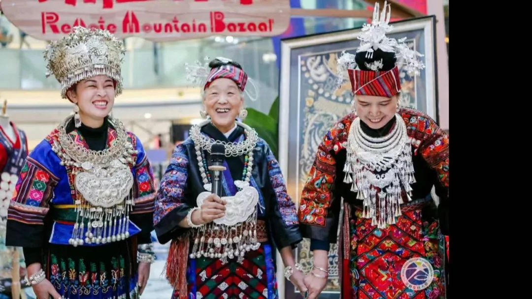 贵州七旬绣娘登上国际T台 苗绣走秀流光溢彩