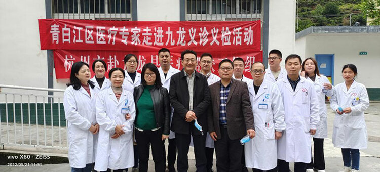 成都青白江对口帮扶支医队员扎根雪域守初心 服务群众受赞扬_fororder_测血糖现场-供图-成都市青白江区委宣传部2