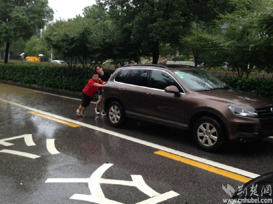 暴雨中的前行者 致敬“武汉人的上班精神”(组图)-国际在线