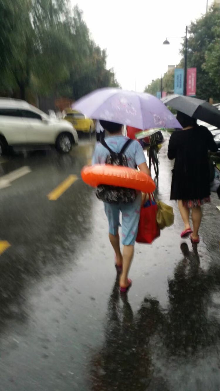 暴雨中的前行者 致敬“武汉人的上班精神”(组图)-国际在线