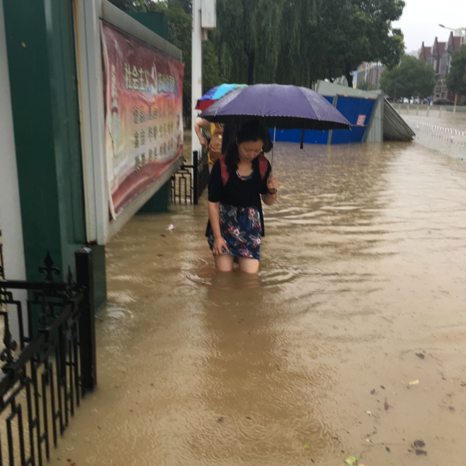 暴雨中的前行者 致敬“武汉人的上班精神”(组图)-国际在线
