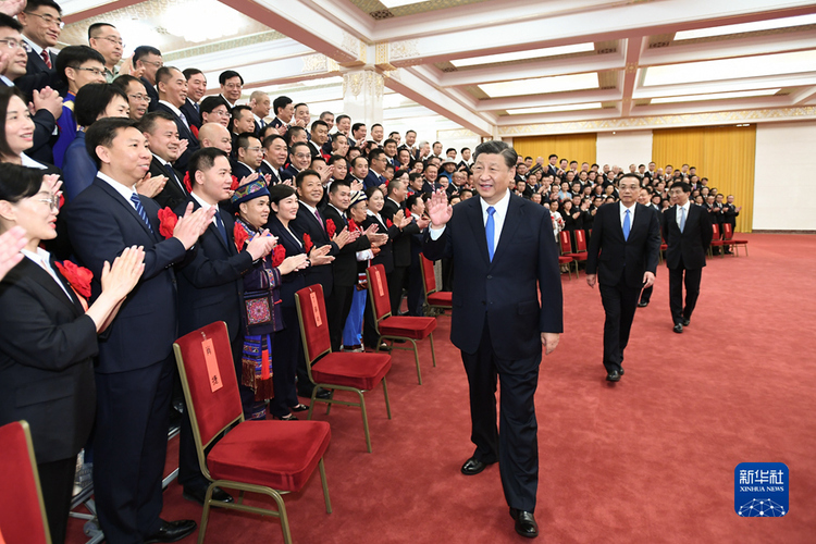 习近平会见第九次全国信访工作会议代表_fororder_1