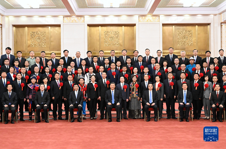 习近平会见第九次全国信访工作会议代表_fororder_2