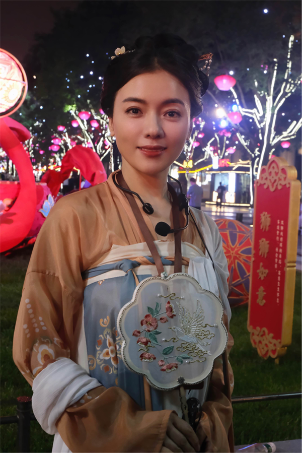 从歌唱家陈思思到导游“唐心”：诠释中国女性知性大方的形象_fororder_图片1