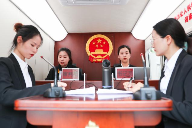 重庆车载便民法庭进校园 开启别样普法之旅_fororder_图片1