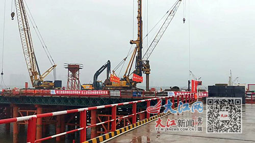 南昌洪州大桥工程西岸主塔桩基开钻 施工作业平台已搭建完成第一桩