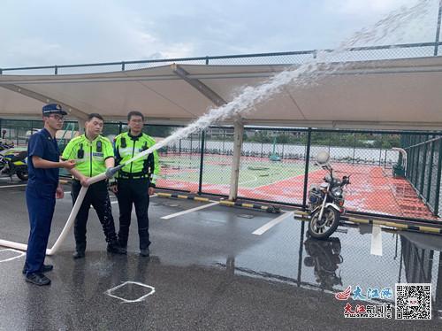 抚州交警消防联合开展消防安全演练（图）