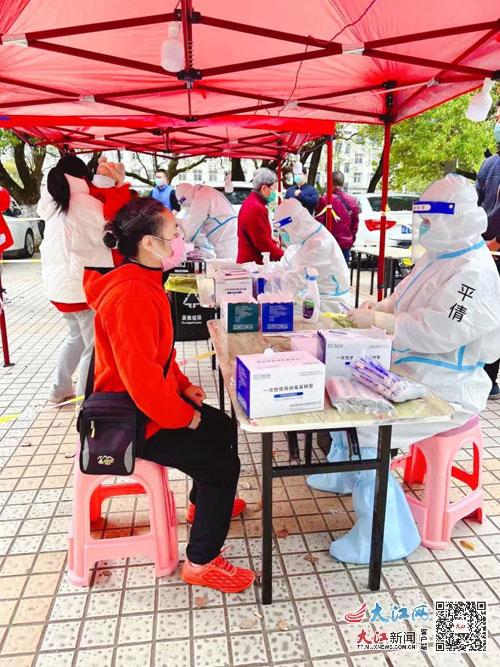 抗疫“夫妻档”：有一种爱叫与你并肩作战