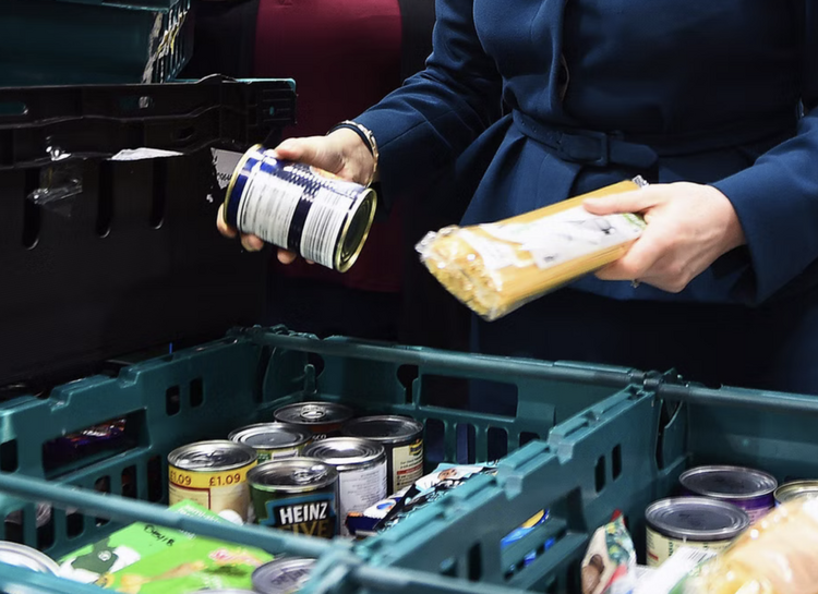 狂刷信用卡、走向食物银行……英国民众苦熬“末日般”物价上涨