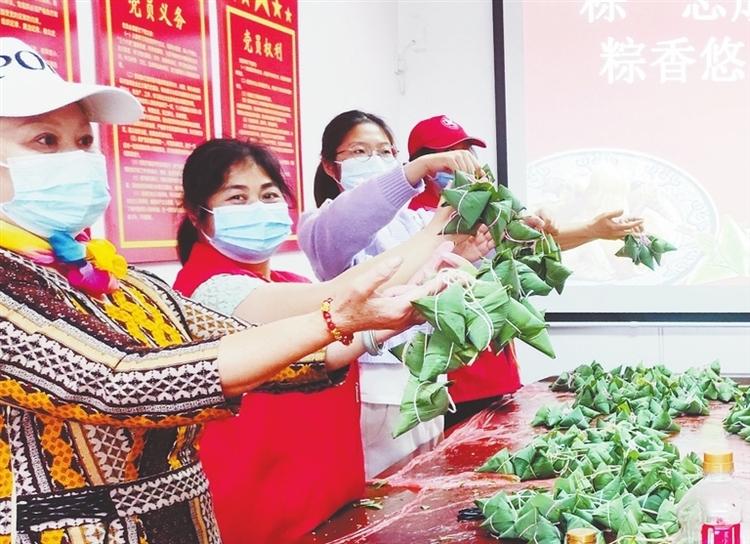 包粽比赛 邻里其乐融融