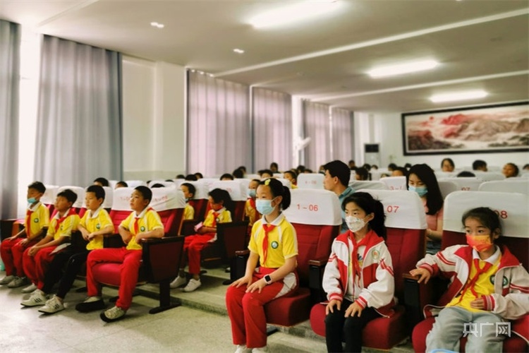 江西吉安：老兵宣讲进校园 红色基因代代传