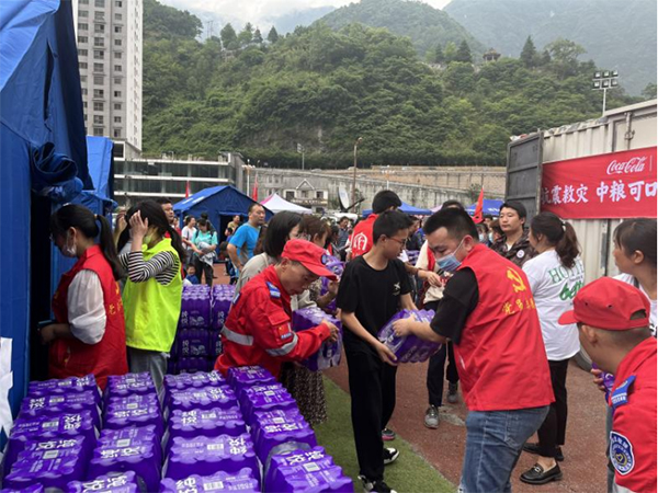 中粮可口可乐饮料（四川）有限公司紧急调配饮用水驰援四川芦山_fororder_未标题-4