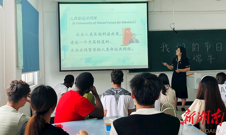党员先锋强引领 传播中华文化美 ——常德职业技术学院开展中外学生端午节文化体验活动_fororder_1