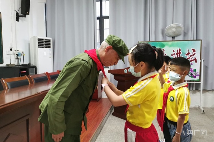 江西吉安：老兵宣讲进校园 红色基因代代传