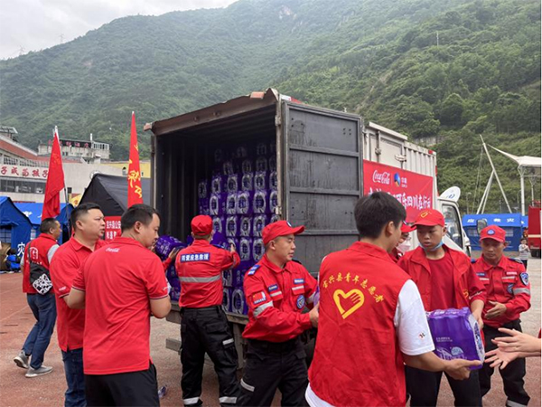 中粮可口可乐饮料（四川）有限公司紧急调配饮用水驰援四川芦山_fororder_未标题-3
