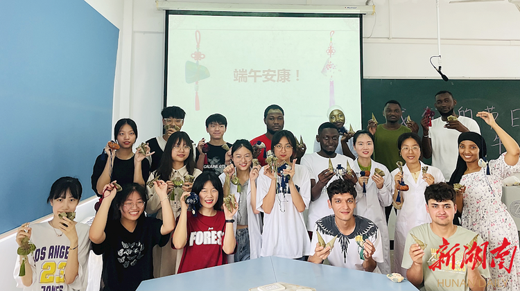 党员先锋强引领 传播中华文化美 ——常德职业技术学院开展中外学生端午节文化体验活动_fororder_1