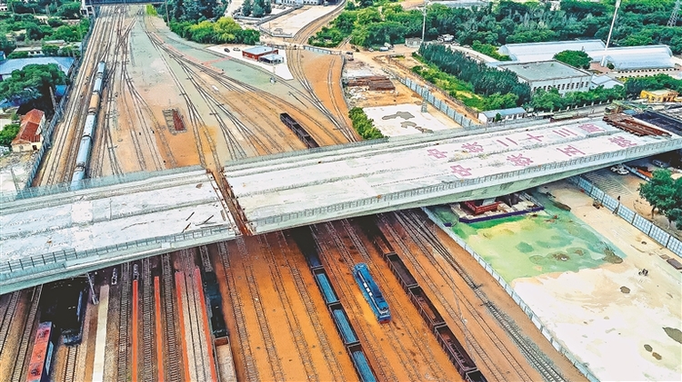 齐齐哈尔民航路跨线桥创下我国严寒地区跨度最大、吨位最重的混凝土连续梁结构桥转体之最