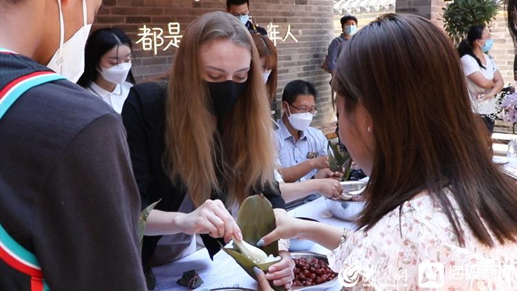 外国友人包粽子体验传统民俗：在这里有家的温暖！