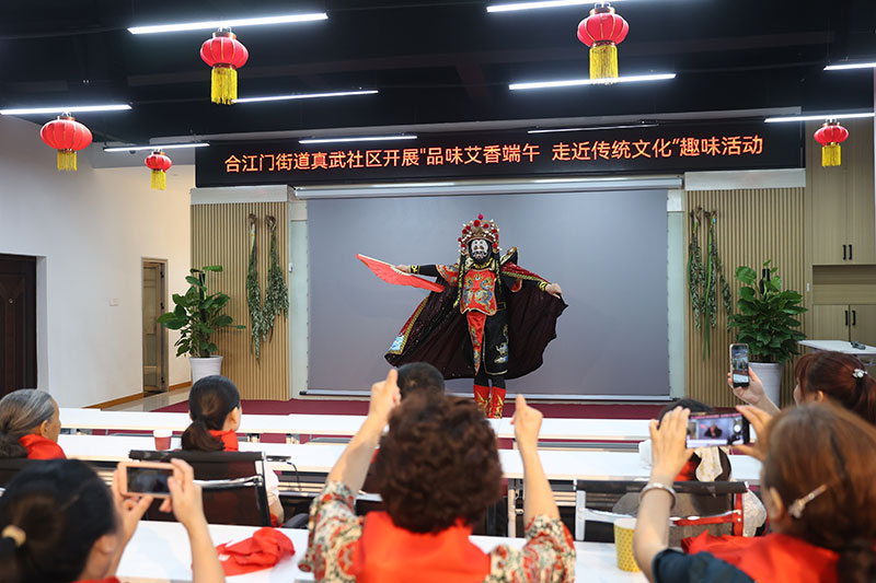 宜宾：儿童节遇上端午 少年儿童感受传统节日习俗_fororder_川剧变脸表演