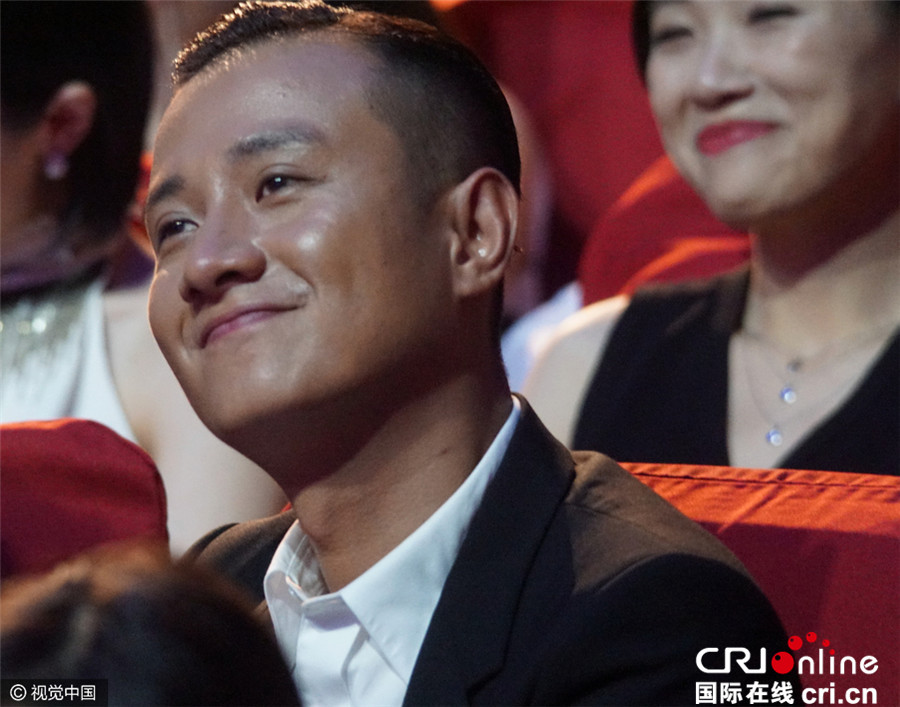 文章不惧马伊利吃醋 同旁座女士贴耳热聊