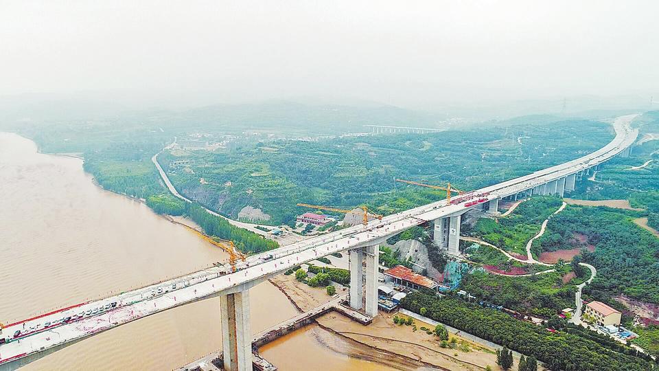 【城市远洋】【焦点图】河南西部又一黄河特大桥合龙