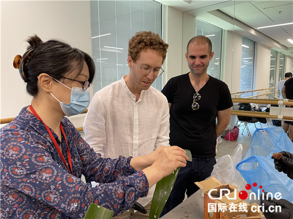 中以大学生举行“粽情粽意”端午节庆祝活动_fororder_6