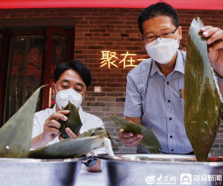 外国友人包粽子体验传统民俗：在这里有家的温暖！