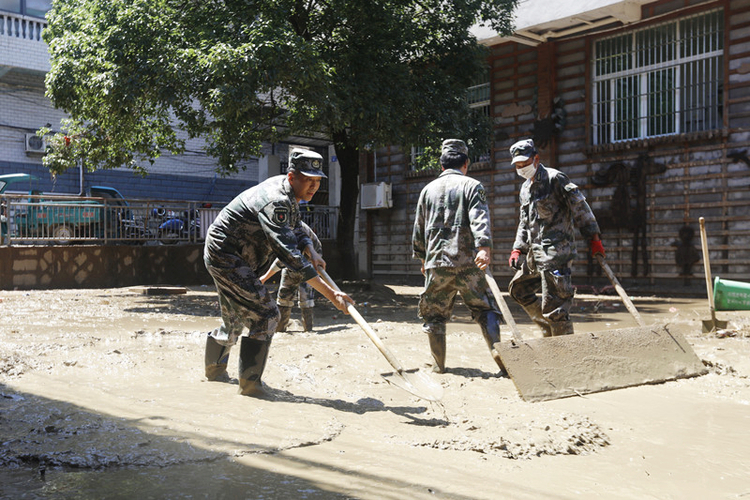 福建松溪遇特大洪水 县人武部政委身患肿瘤仍冲锋一线_fororder_33.JPG
