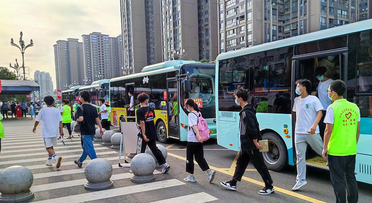 直击2022年四川高考进行时_fororder_高考生陆续到达考点--供图--仁寿融媒