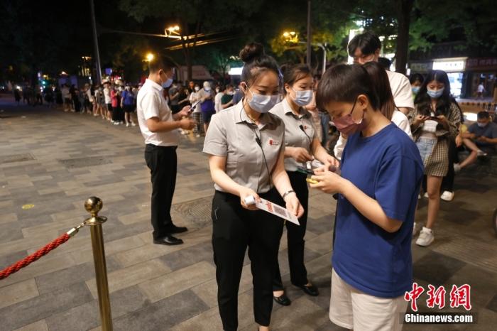 凌晨排队下馆子！北京恢复堂食，城市烟火气骤浓
