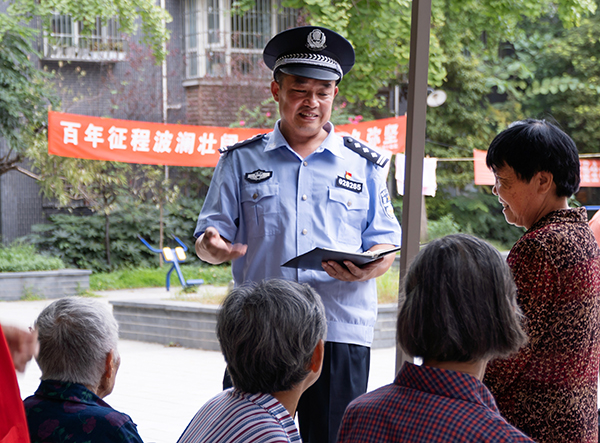 “全国公安机关爱民模范”王珍德：扎根社区十六载 手机号成了社区离不得的“110”_fororder_王珍德走访群众-供图-四川省公安厅