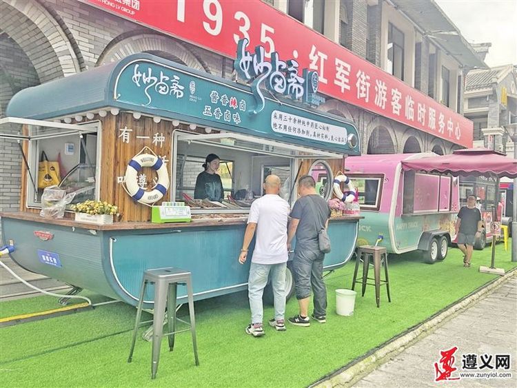 高颜值“嘟嘟车”亮相贵州省遵义市中心城区 名城街头又添一景