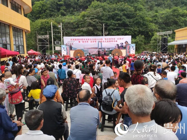 关岭：千人同迎 “六月六” 歌舞翩翩庆佳节