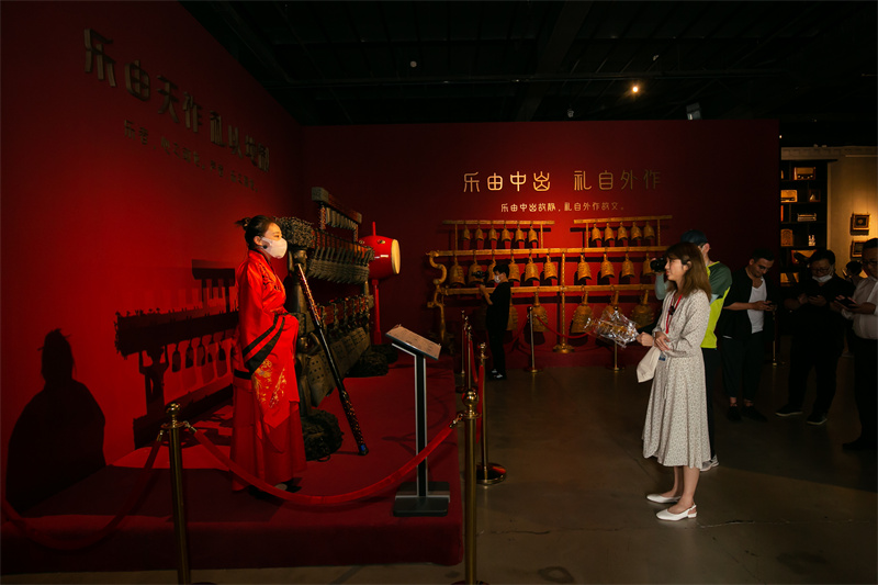 大连创建东亚之都 | 在世界音乐文化博物馆 海外旅游达人触摸音乐文化脉络_fororder_CU2A1054