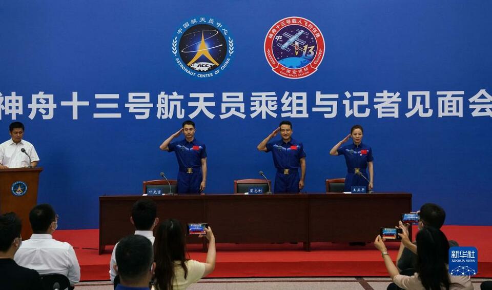 神舟十三号航天员飞天归来首次公开亮相 积极主动恢复训练为下次飞天