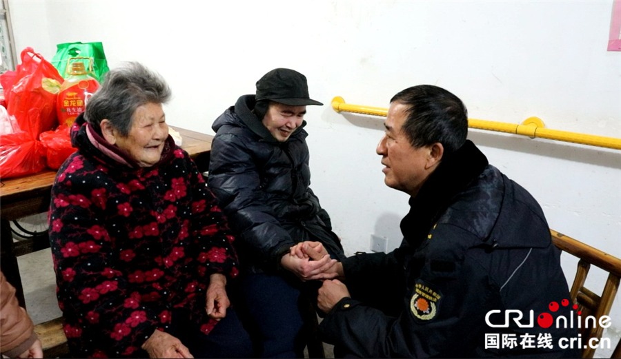 图片默认标题_fororder_看望贫困户_副本_副本