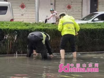 青岛交警全力应对突发暴雨警情