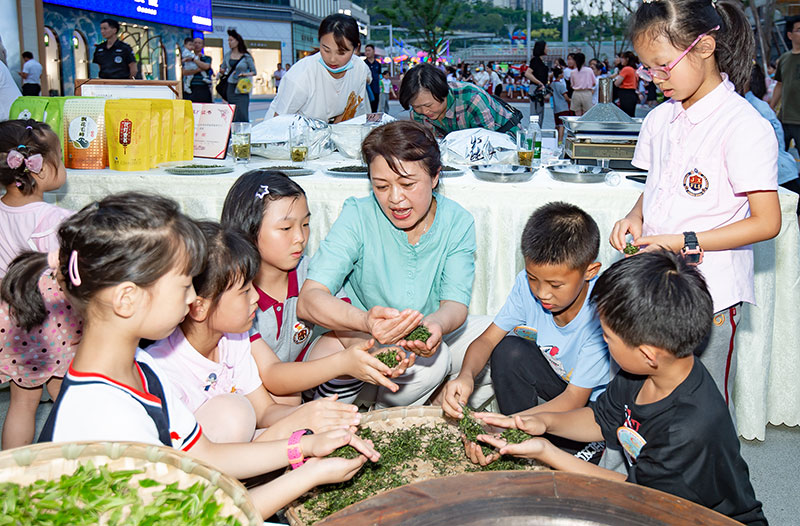 自贡市2022年“文化和自然遗产日”活动正式启动_fororder_6小朋友学习制茶