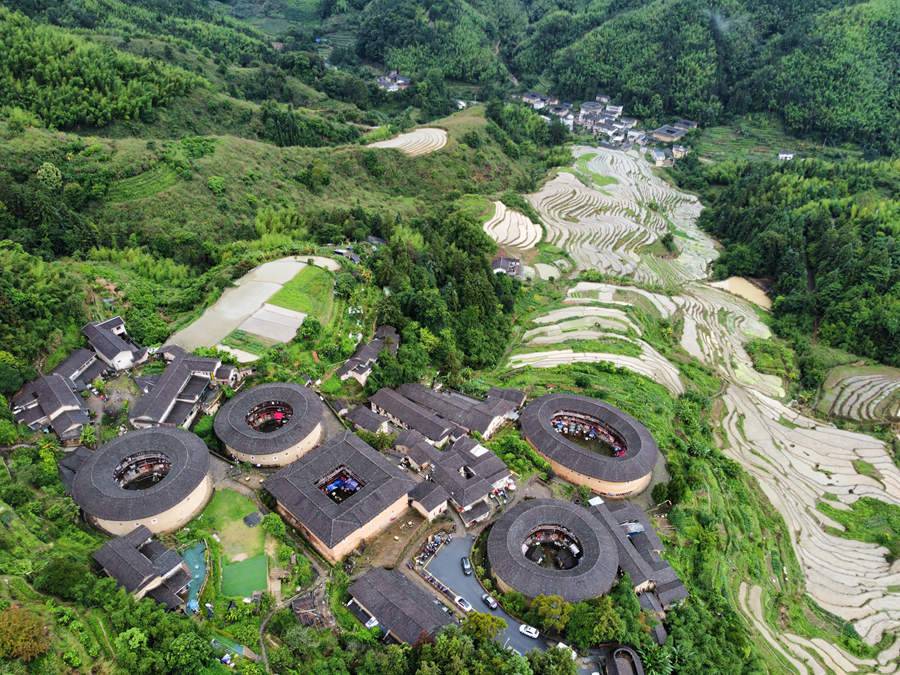“大地指纹”点缀世遗土楼