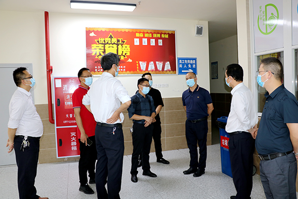 宜宾市翠屏区教育和体育局党委书记、局长黄程实地督查考点工作_fororder_查看学生食堂-摄影-陈国峰