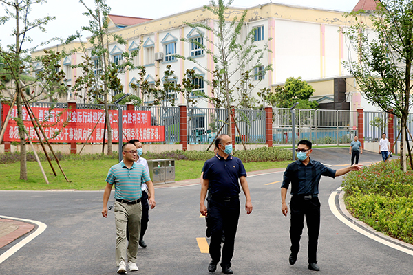 宜宾市翠屏区教育和体育局党委书记、局长黄程实地督查考点工作_fororder_查看校园环境-摄影-陈国峰