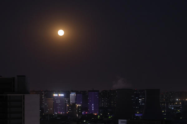 火烧云、超级月亮齐上阵 郑州的天空有点魔幻