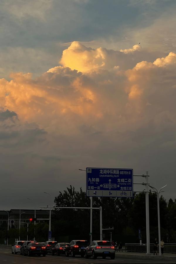 火烧云“上线” 郑州雨后天空呈现绚丽晚霞