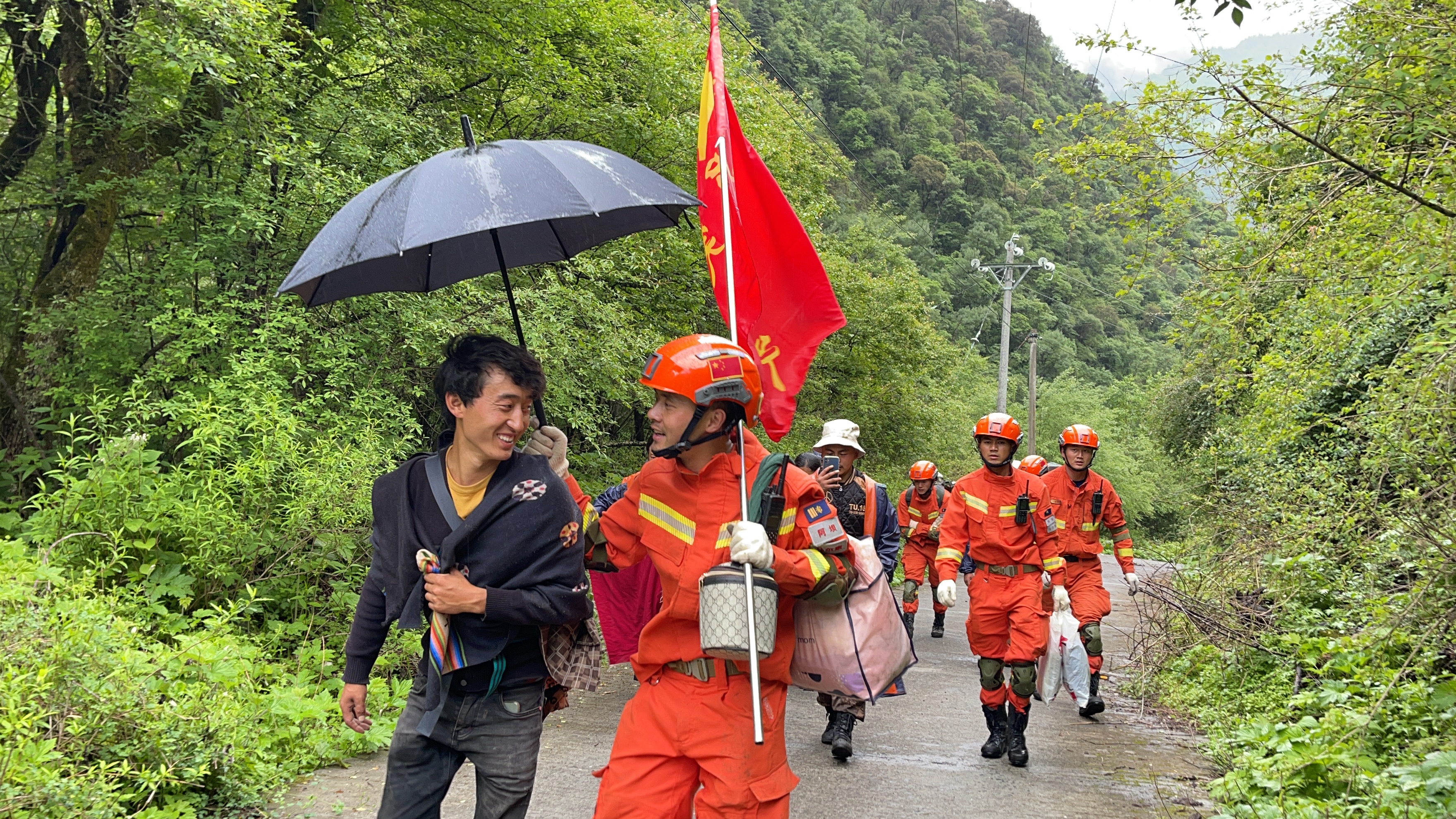 （转载）【马尔康6.0级震群】在震中，遇见温暖……
