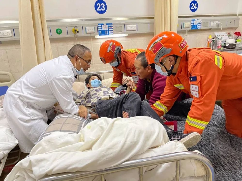 （转载）【马尔康6.0级震群】在震中，遇见温暖……
