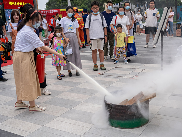 成都青白江举办2022年“安全生产月”主题活动_fororder_群众学习使用灭火器现场-供图-成都市青白江区委宣传部
