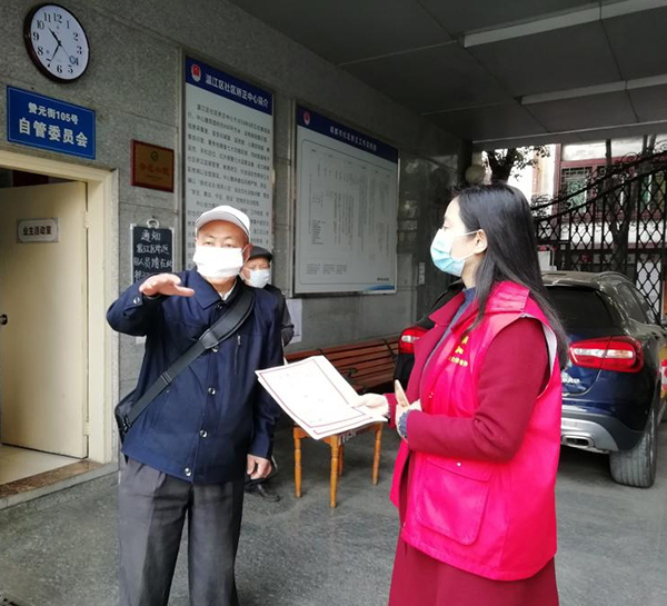 成都温江柳城街道：创新党员分类管理 提升社区发展治理效能_fororder_流入党员协调解决群众需求现场-摄影-李西悦